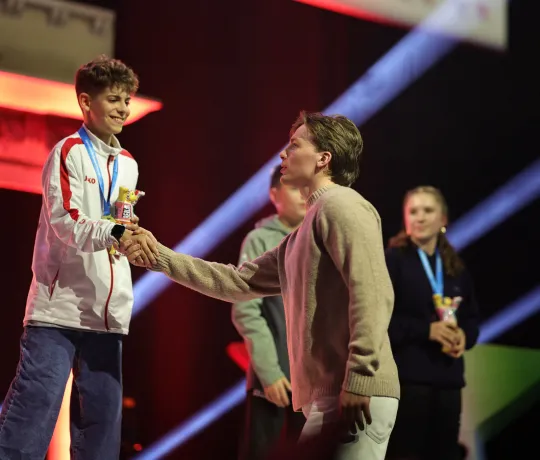 Nils Lichtlein gratuliert einem Schüler bei JTFO. - Foto: Deutsche Schulsportstiftung / sampics